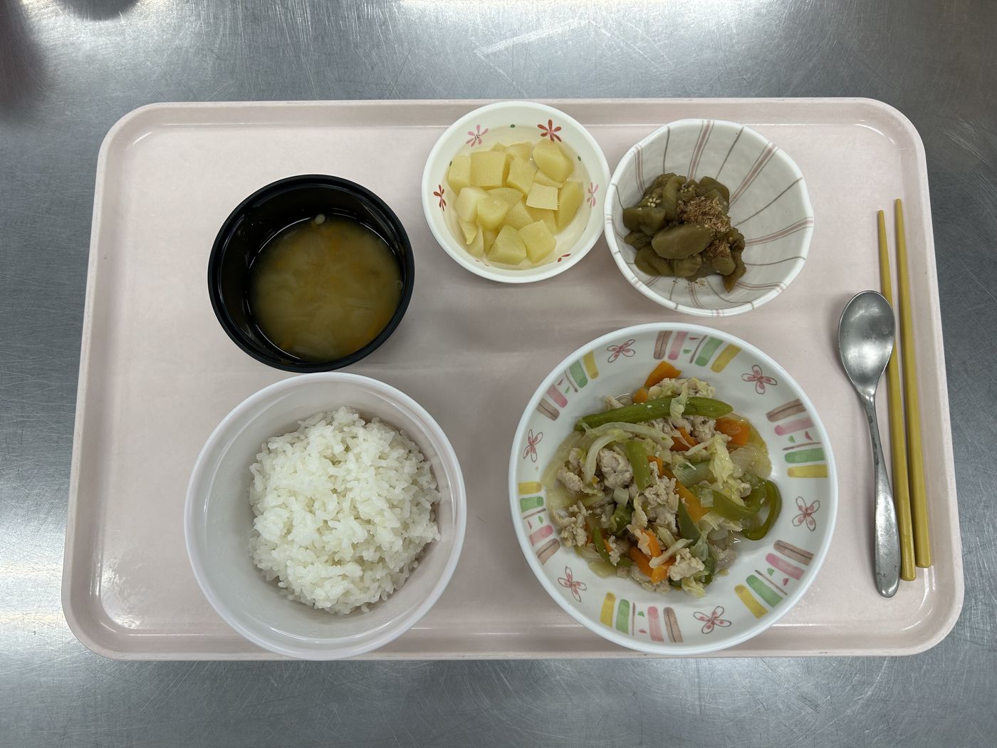 常食のトレー1食分