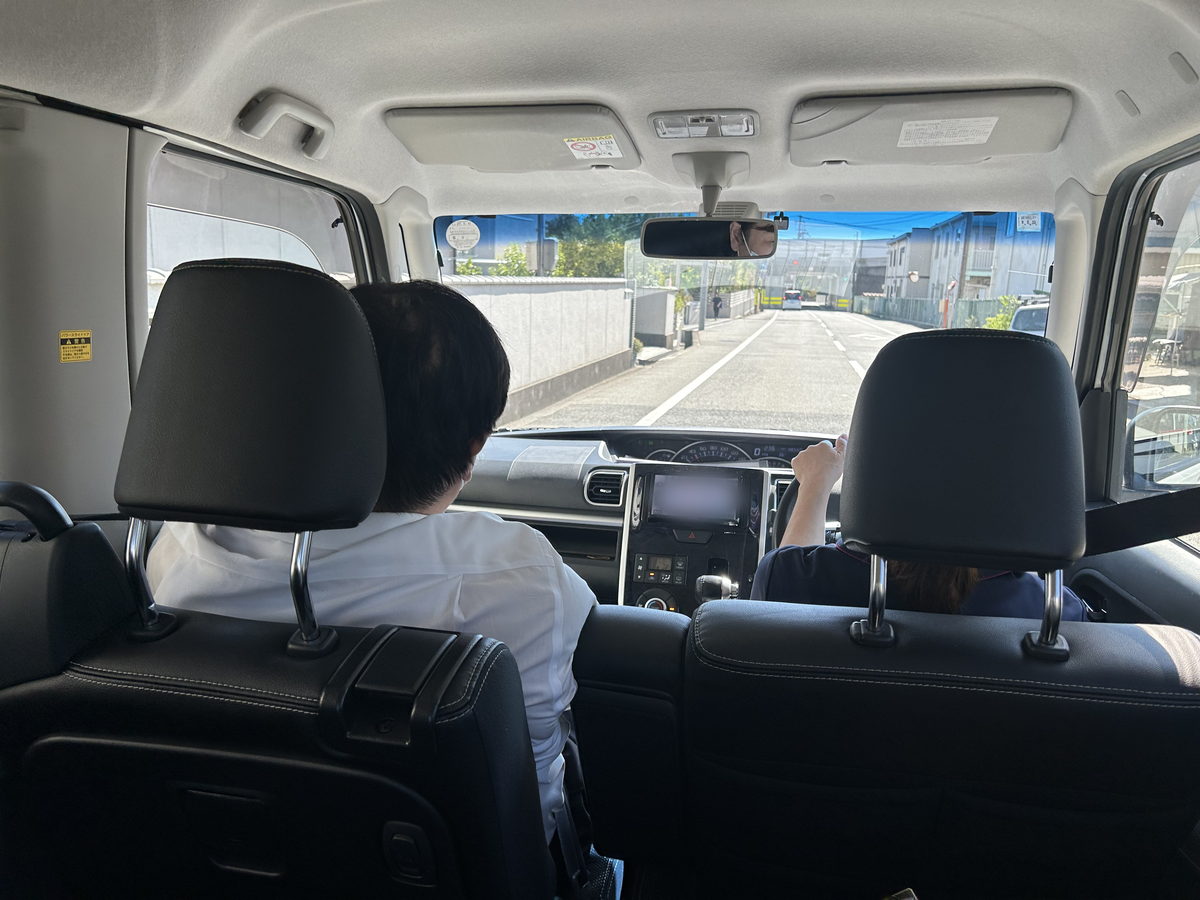 次の訪問先へ向かう訪問診療車の車内