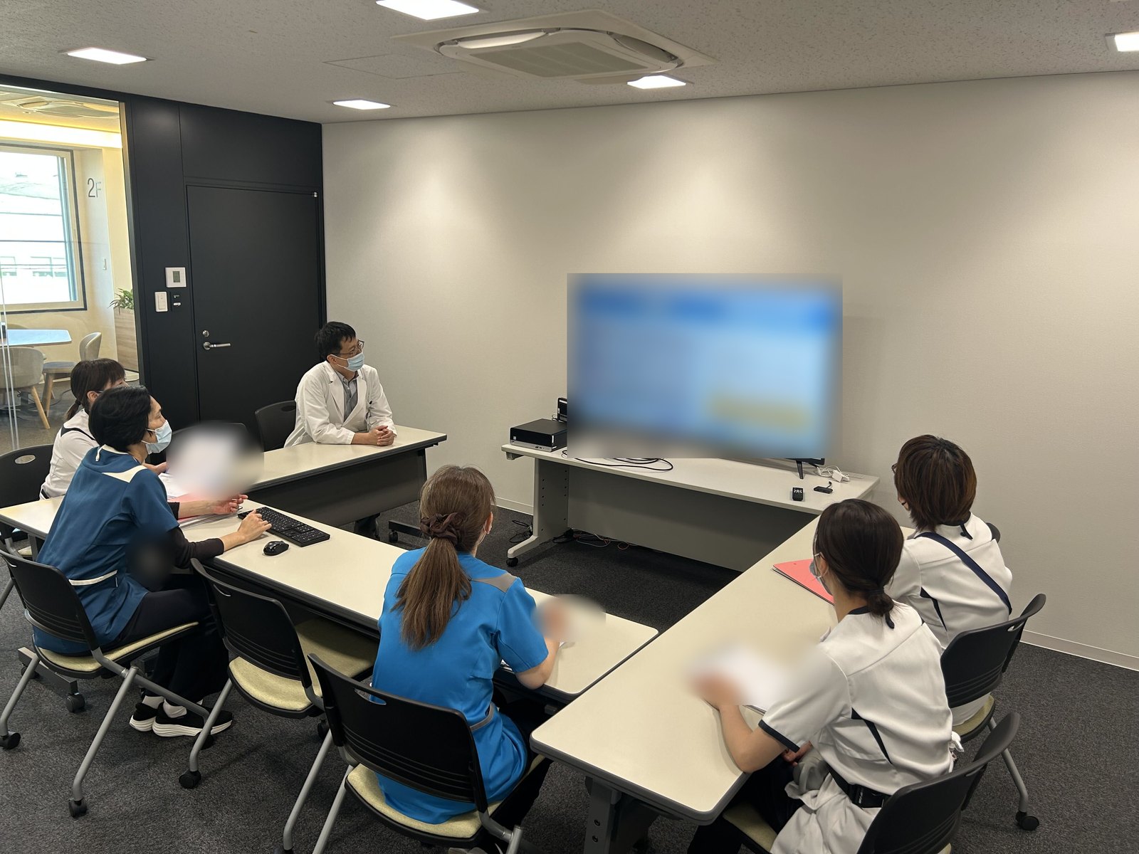 NST（栄養サポートチーム）カンファレンスで多職種が集まる様子