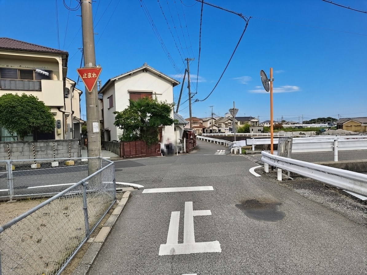 一時停止の標識がある住宅街の交差点