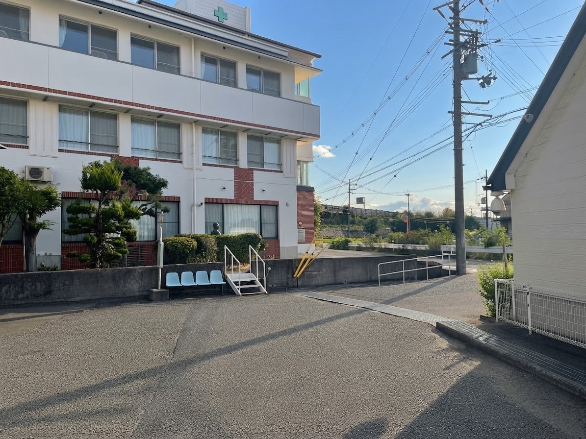 病院の建物沿いに続く道