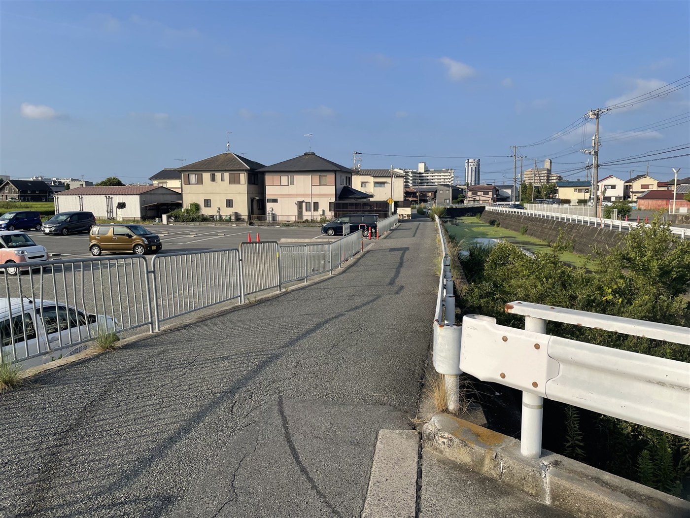 右手に川を見ながら進む道