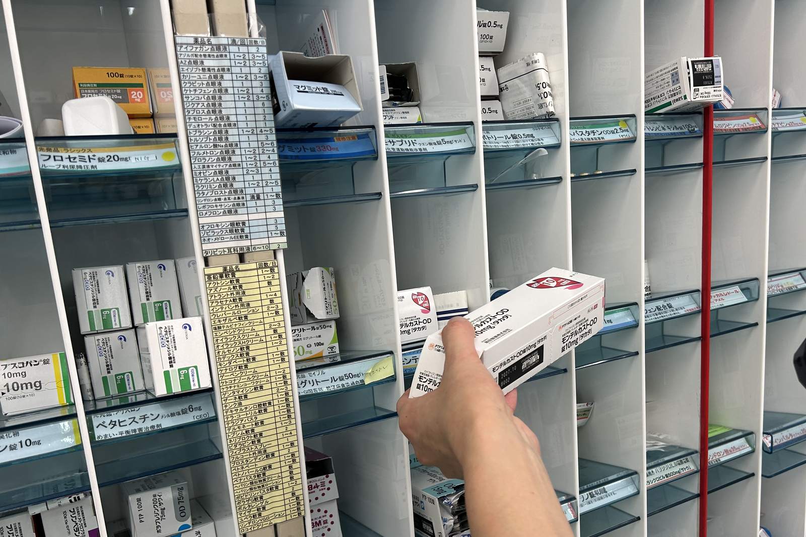 調剤棚から医薬品を取り出すところ