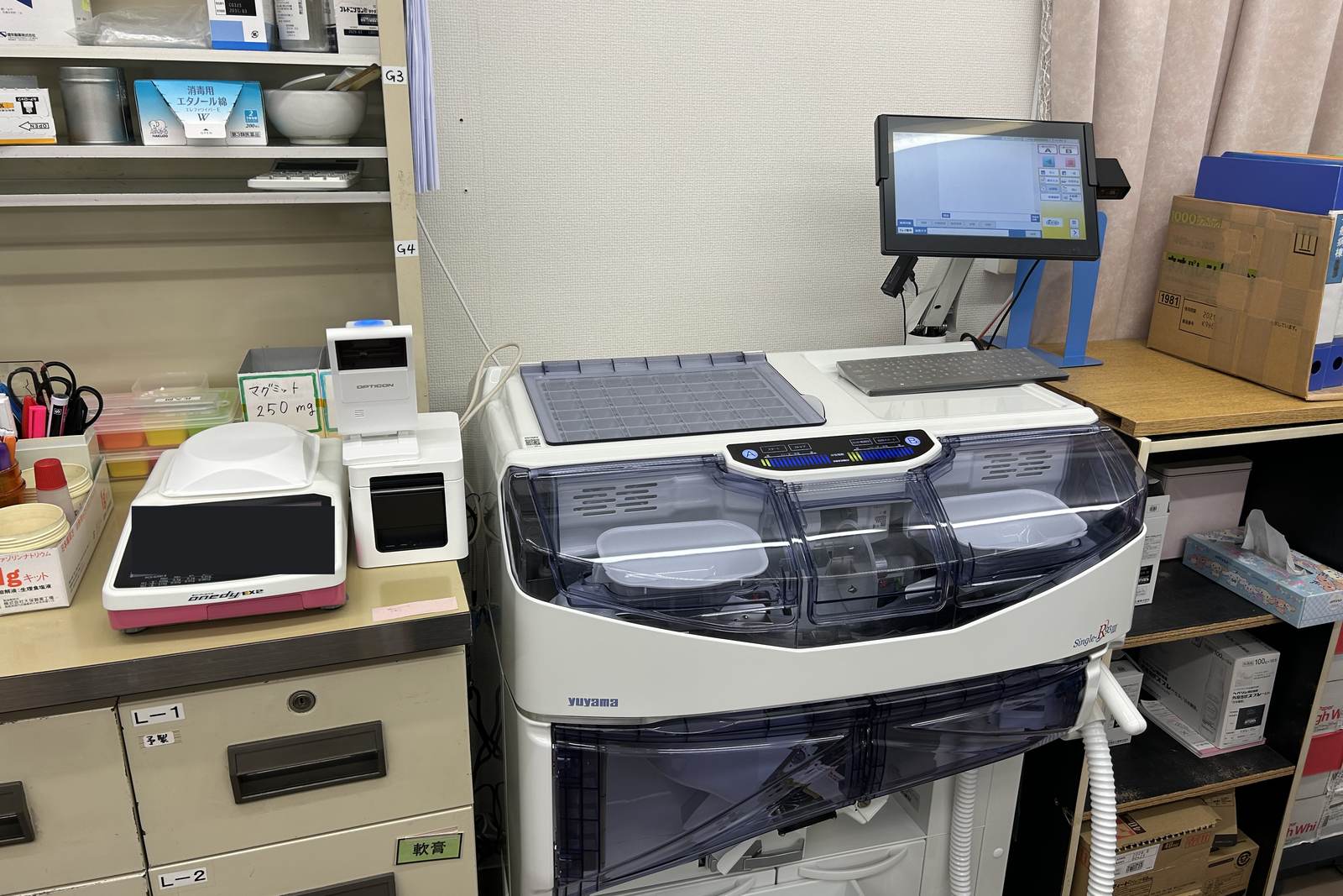 散薬分包機（ユヤマ Single-Rig III）と電子天びん