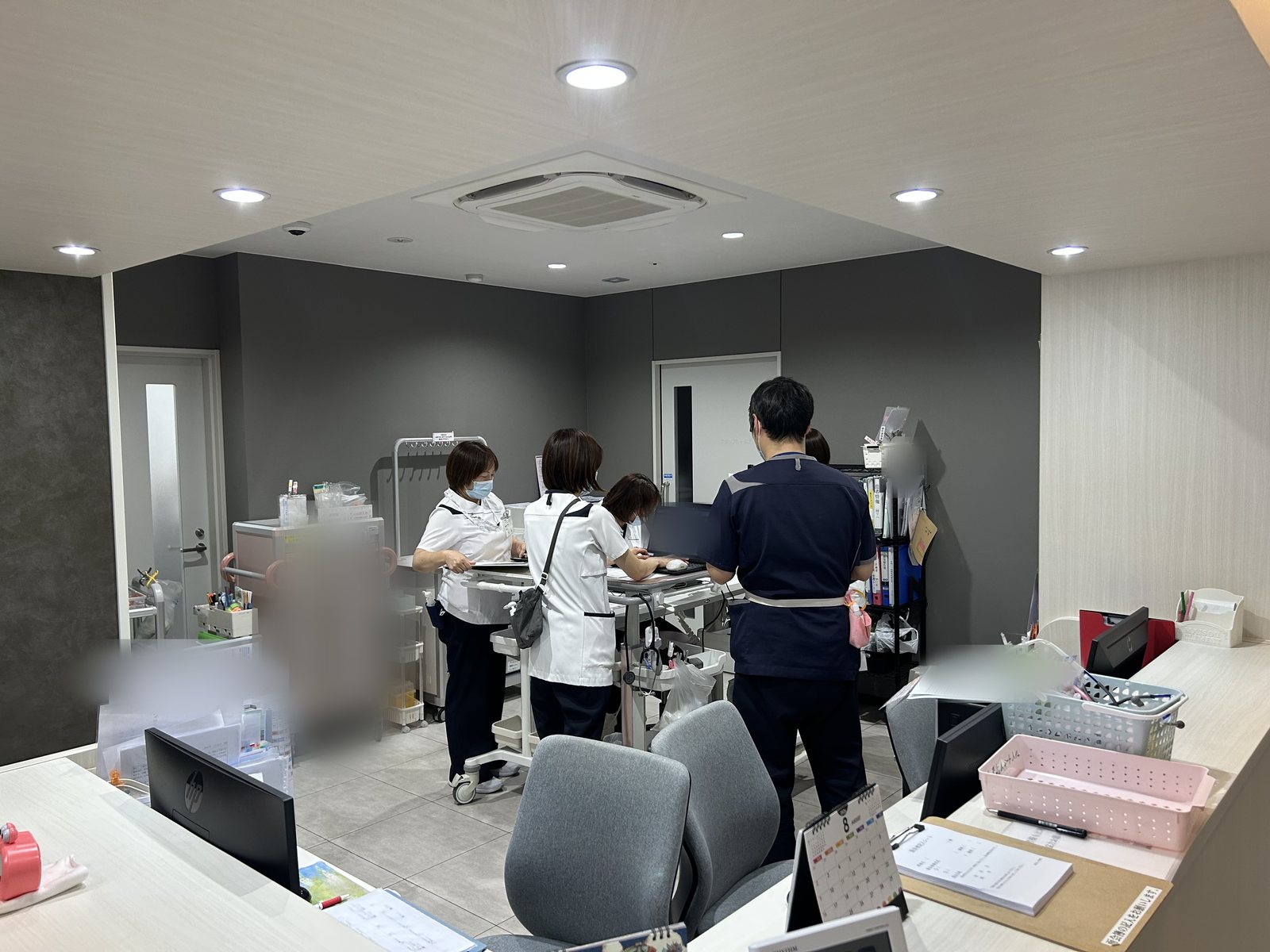 病棟のスタッフステーション全景