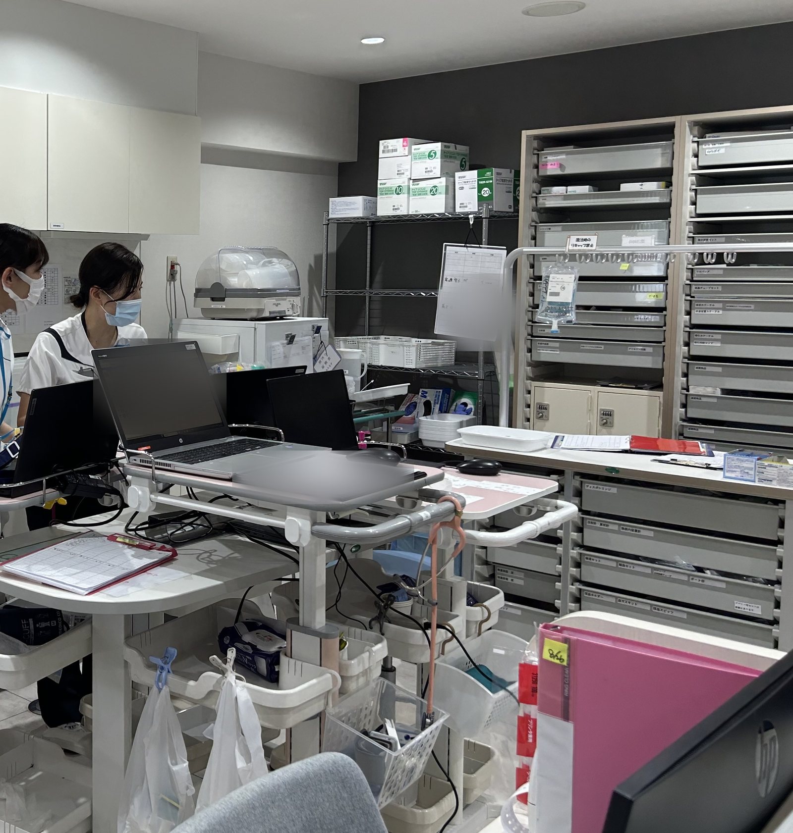 スタッフステーションで多職種が情報を共有する様子